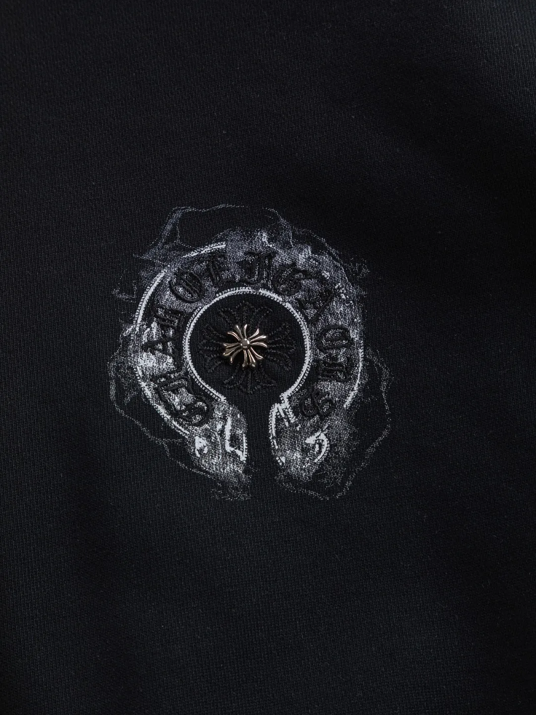 P240 Chrome Hearts CH Cross 25SS Autumn and Winter Sweatshirt Early Autumn Classic Colorful hand-painted horseshoe Sanskrit cross on the chest 🪡 embroidery Large logo on the back hand-painted horseshoe Sanskrit ✝️🪡 embroidery Round neck pullover sweatshirt, hot style coming, a style that both men and women like, same style for men and women, 100% chance of turning heads when you wear it when you go out! It’s all about being handsome. The designer’s classic sense is precisely grasped. The whole piece of clothing is heavy. Industrial washing process. Ready-made garments are dyed + sprayed for a horse effect. The double-wash process is very recognizable. It uses heavy washing to make it distressed. The edges of the patch are slightly rolled and naturally distressed. It has a three-dimensional sense of layering and a little damage. It is very visually lethal. It adheres to Kroxin's consistent rough style. The chest and back are large, and the horseshoe flower printed patch pattern is embroidered and decorated. It is also decorated with silver metal engraved distressed buttons. The classic elements full of brand recognition instantly enhance the overall sense of grade and specification. Its texture is quite high-end! The overall feeling is high-end, simple and elegant, with silver hardware accessories, a full set of customized accessories, and the pattern of the entire dress is all decorated with patchwork three-dimensional embroidery technology, which is the finishing touch of the entire dress. The design on the back is even more eye-catching! ! This full back is so cool, it’s full of design, and the overall upper body style highlights fashion and individuality. Wearing it together as a couple is even more popular on the street. I recommend the early autumn sweatshirt! ! The fabric is a unique 440g 100% cotton, which is skin-friendly, breathable, warm to the touch, firm in texture, and smooth in lines. It can be called a back killer, which has very strict requirements on craftsmanship and cost. The smooth neckline, flat cuffs and hems are large and tightly stitched, tight and orderly, and the details are perfect. The consistent OS version can be worn alone or layered. It is very casual, but very iconic! It is simply the flagship of high-end trendy brands and must be included in your wardrobe. It has the American fashion spirit of freedom and individuality, and is highly recognizable and stylized! Color: Black White Size: S-XL Size chart: S: Shoulder width 51-Bust 56-Length 69 M: Shoulder width 52.5-Bust 58-Length 71 L: Shoulder width 54-Bust 60-Length 73 XL: Shoulder width 55.5-Bust 62-Length 75